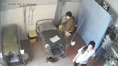 稀有❤️黑客破解医院妇产科监控摄像头❤️完美正面角度高清偷拍几个孕妇 ❤️最美年轻孕妇 阴蒂清晰可见 (24)